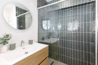Salle de bains dans l'établissement Martinez area Superb 1 bed w XXL terrace