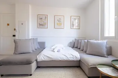 Coin salon dans l'établissement Bright Apartment Renovated in Center of Old Antibes