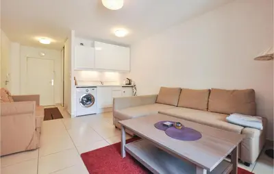 Coin salon dans l'établissement Awesome Apartment In Vallauris