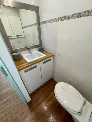 Salle de bains dans l'établissement Le Petit Pinson Meerblick Port Golfe-Juan