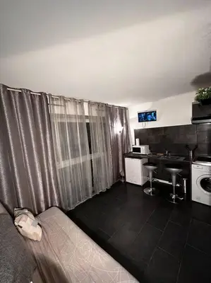 Cuisine ou kitchenette dans l'établissement Superbe studio avec piscine ext