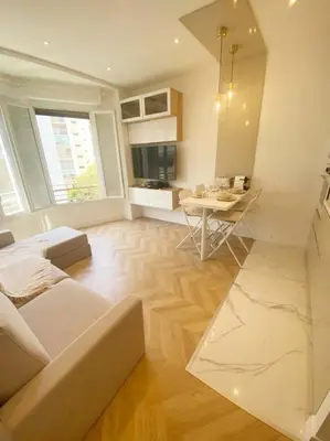Télévision ou salle de divertissement dans l'établissement Appartement 2P Idéalement Placé Juan les Pins