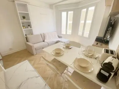 Télévision ou salle de divertissement dans l'établissement Appartement 2P Idéalement Placé Juan les Pins