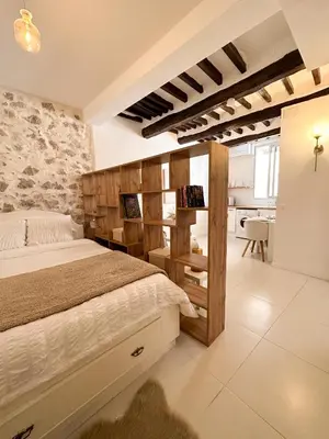 Un ou plusieurs lits dans un hébergement de l'établissement Le balneo jacuzzi Vieil Antibes Safranier