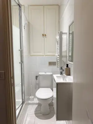 Salle de bains dans l'établissement Le balneo jacuzzi Vieil Antibes Safranier