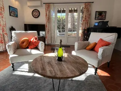Coin salon dans l'établissement Villa Harmonie - unique provençal charm