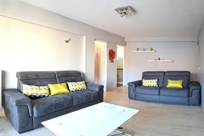 Coin salon dans l'établissement Appartement cœur de juan les pins