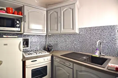 Cuisine ou kitchenette dans l'établissement Appartement cœur de juan les pins