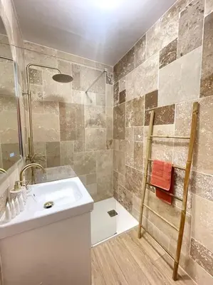 Salle de bains dans l'établissement Chez Joan, Apt de Standing, 4 Prs, à 300m des plages