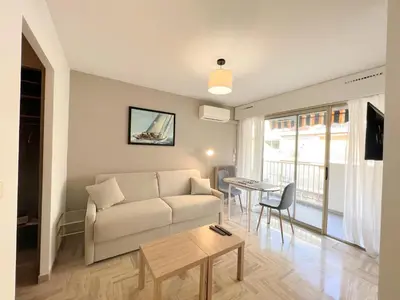 Télévision ou salle de divertissement dans l'établissement LM Studio by Welcome to Cannes