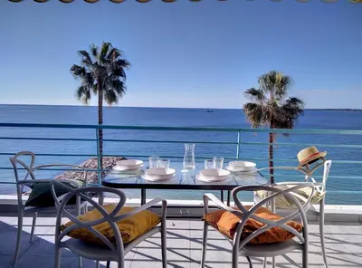 Vue générale sur la mer ou vue sur la mer prise depuis l'appartement