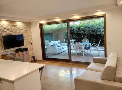 Télévision ou salle de divertissement dans l'établissement Château de la Pinede