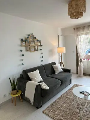 Coin salon dans l'établissement Spacieux studio à Golfe Juan 2 minutes des plages