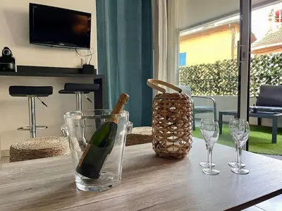 Boissons dans l'établissement 2 pièces près de la Croisette