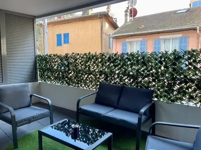 Coin salon dans l'établissement 2 pièces près de la Croisette