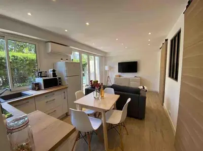 Cuisine ou kitchenette dans l'établissement Le coeur du Cap d'Antibes - Terrasse - Parking - Wifi