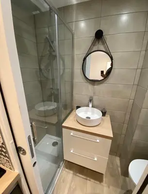 Salle de bains dans l'établissement Le Coeur du Port de Golfe Juan - Parking - Clim - Wifi