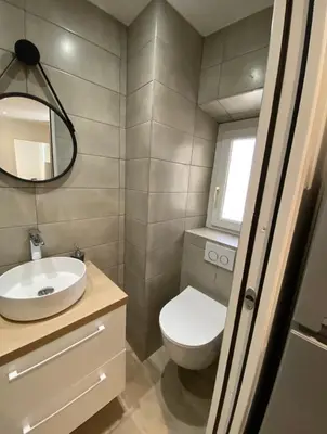 Salle de bains dans l'établissement Le Coeur du Port de Golfe Juan - Parking - Clim - Wifi