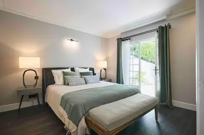 Un ou plusieurs lits dans un hébergement de l'établissement Cannes magnifique villa vue mer basse Californie