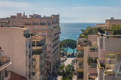 Vue générale sur la mer ou vue sur la mer prise depuis l'appartement
