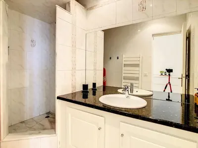 Salle de bains dans l'établissement 1 Bedroom flat with Balcony Cannes Center Croisette 6ppl