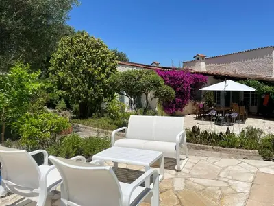 Jardin de l'établissement Domaine des Tuilières avec piscine