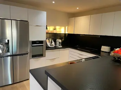 Cuisine ou kitchenette dans l'établissement Domaine des Tuilières avec piscine