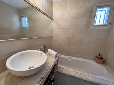 Salle de bains dans l'établissement Vue mer et remparts. Entre vieille ville et plages