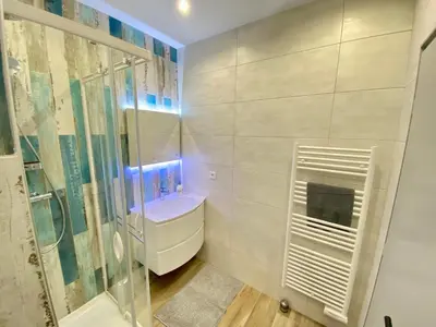 Salle de bains dans l'établissement Le Florian SCLS - Wifi, Clim, Hyper Centre
