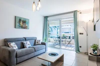 Coin salon dans l'établissement 1-Br apartment in Palm Beach swimming pool