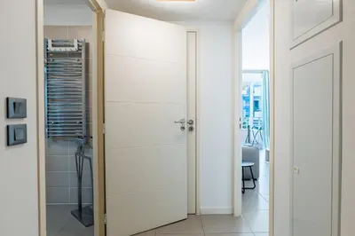 Salle de bains dans l'établissement 1-Br apartment in Palm Beach swimming pool
