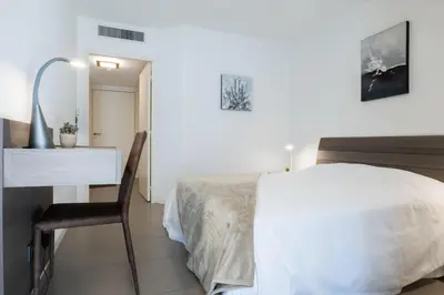Un ou plusieurs lits dans un hébergement de l'établissement 1-Br apartment in Palm Beach swimming pool
