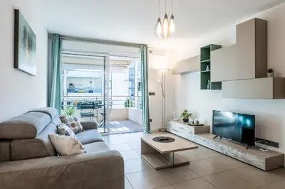 Coin salon dans l'établissement 1-Br apartment in Palm Beach swimming pool
