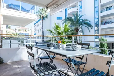 Balcon ou terrasse dans l'établissement 1-Br apartment in Palm Beach swimming pool