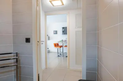 Salle de bains dans l'établissement 1-Br apartment in Palm Beach swimming pool