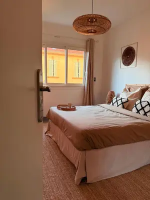 Un ou plusieurs lits dans un hébergement de l'établissement Cannes CROISETTE - plages - palais - bord de mer - Appartement moderne et lumineux avec balcon