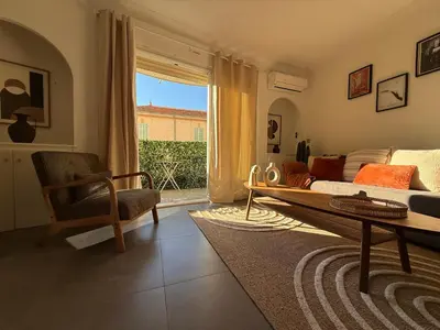 Coin salon dans l'établissement Cannes CROISETTE - plages - palais - bord de mer - Appartement moderne et lumineux avec balcon
