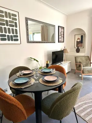 Télévision ou salle de divertissement dans l'établissement Cannes CROISETTE - plages - palais - bord de mer - Appartement moderne et lumineux avec balcon