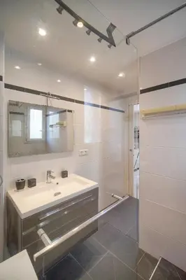 Salle de bains dans l'établissement FRGK - Surcouf 'Palm Beach ' AC WIFI HIGH SPEED
