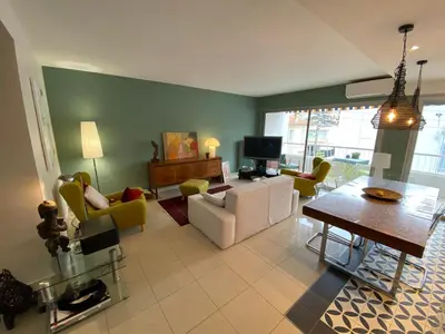 Coin salon dans l'établissement Grand appartement de style avec parking - Cannes