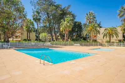 Piscine de l'établissement Hello Côte D'Azur - Spacieux 2pièces à5min de plages ou située à proximité