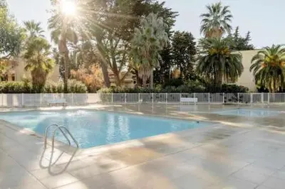 Piscine de l'établissement Hello Côte D'Azur - Spacieux 2pièces à5min de plages ou située à proximité