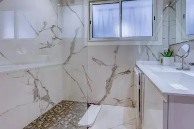 Salle de bains dans l'établissement Cannes le Versailles