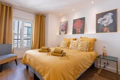Un ou plusieurs lits dans un hébergement de l'établissement Luxury Apt With Balcony On Famous Rue D'antibes! - Kiss Apartment by Halldis
