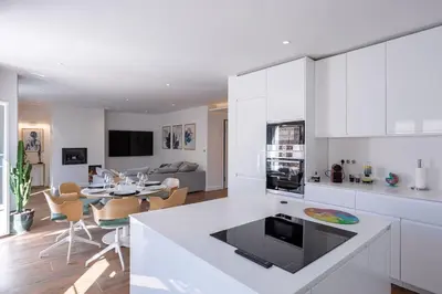 Cuisine ou kitchenette dans l'établissement Luxury Apt With Balcony On Famous Rue D'antibes! - Kiss Apartment by Halldis