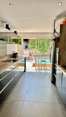 Cuisine ou kitchenette dans l'établissement Riviera Villa close to center city, AC, pool