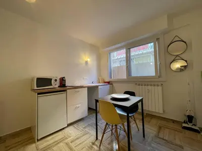 Cuisine ou kitchenette dans l'établissement Beau studio - 100m de la plage Palm beach