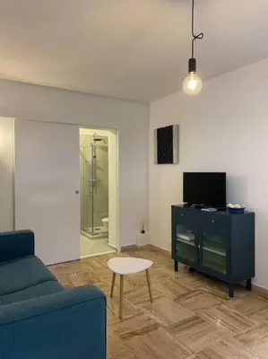 Télévision ou salle de divertissement dans l'établissement Beau studio - 100m de la plage Palm beach