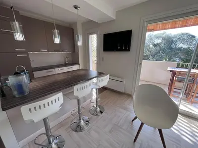 Télévision ou salle de divertissement dans l'établissement Appartement climatisé avec terrasse, vue jardin et piscine