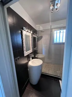 Salle de bains dans l'établissement Appartement climatisé avec terrasse, vue jardin et piscine